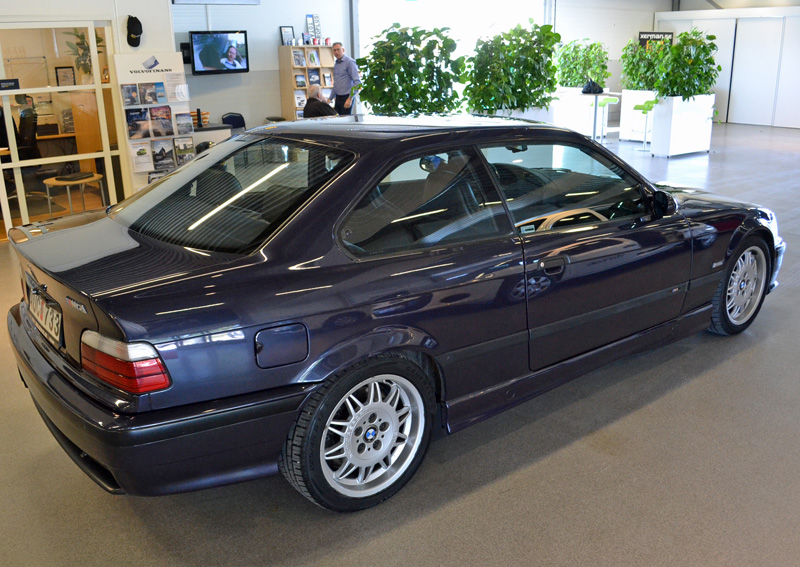 Blåmetallic BMW M3 (E36) stulen och Porsche 991 GT3 slaktad i Sundbyberg, Stockholm