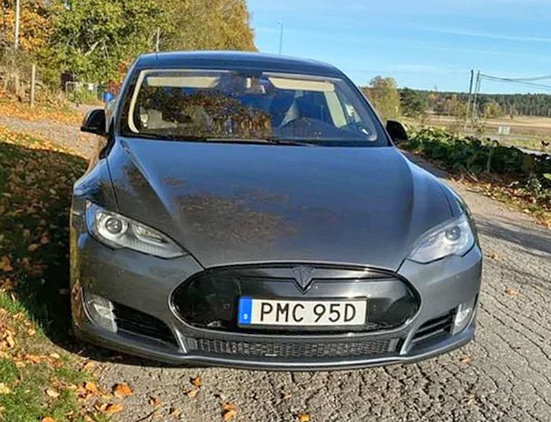 Grå metallic Tesla Model S 85 Plus stulen i Södertälje