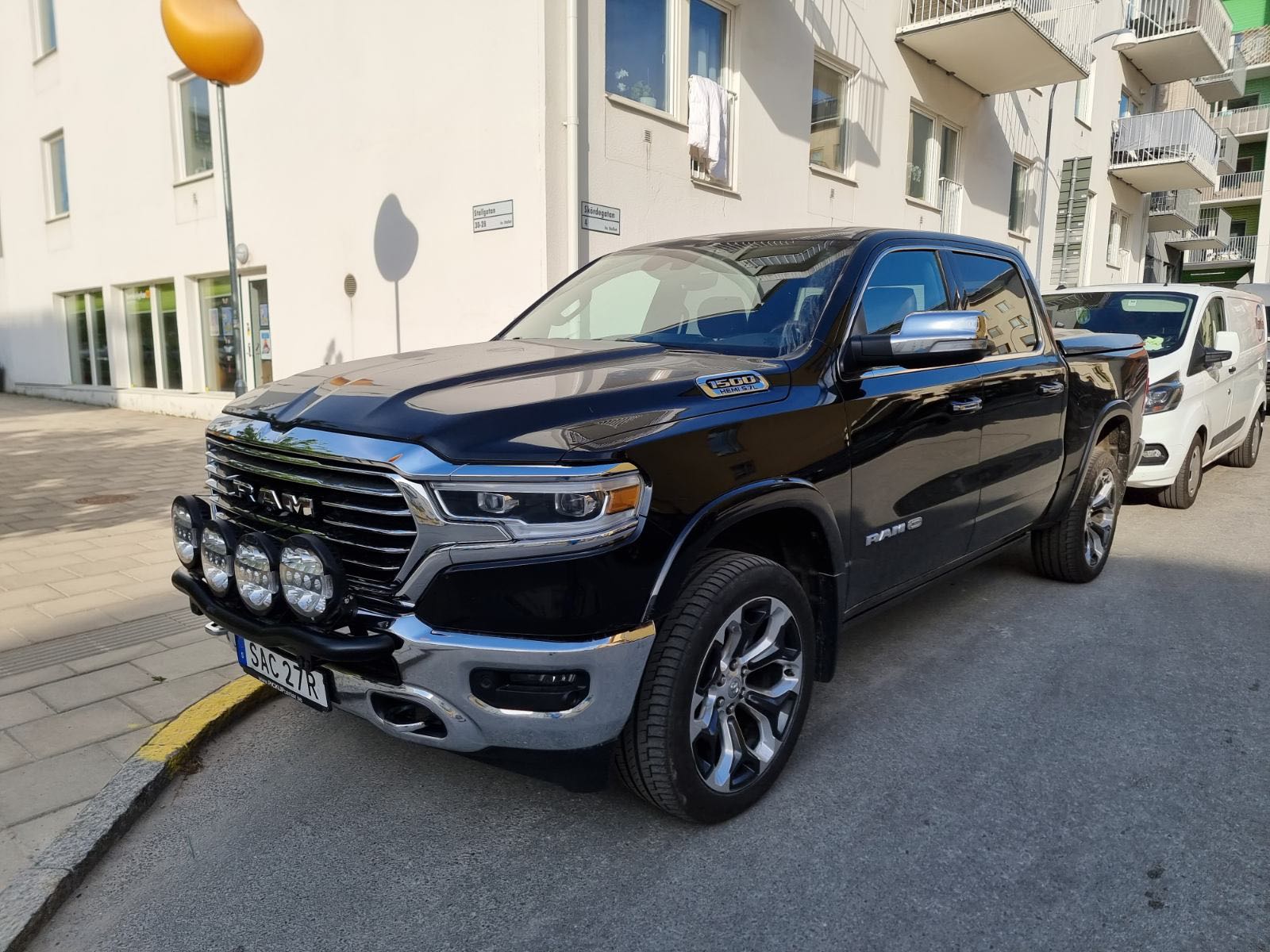 Svart RAM Crew Cab 5.7 V8 HEMI stulen i Sundbyberg