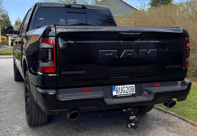 Svart RAM Laramie Night Edition stulen i Mariestad