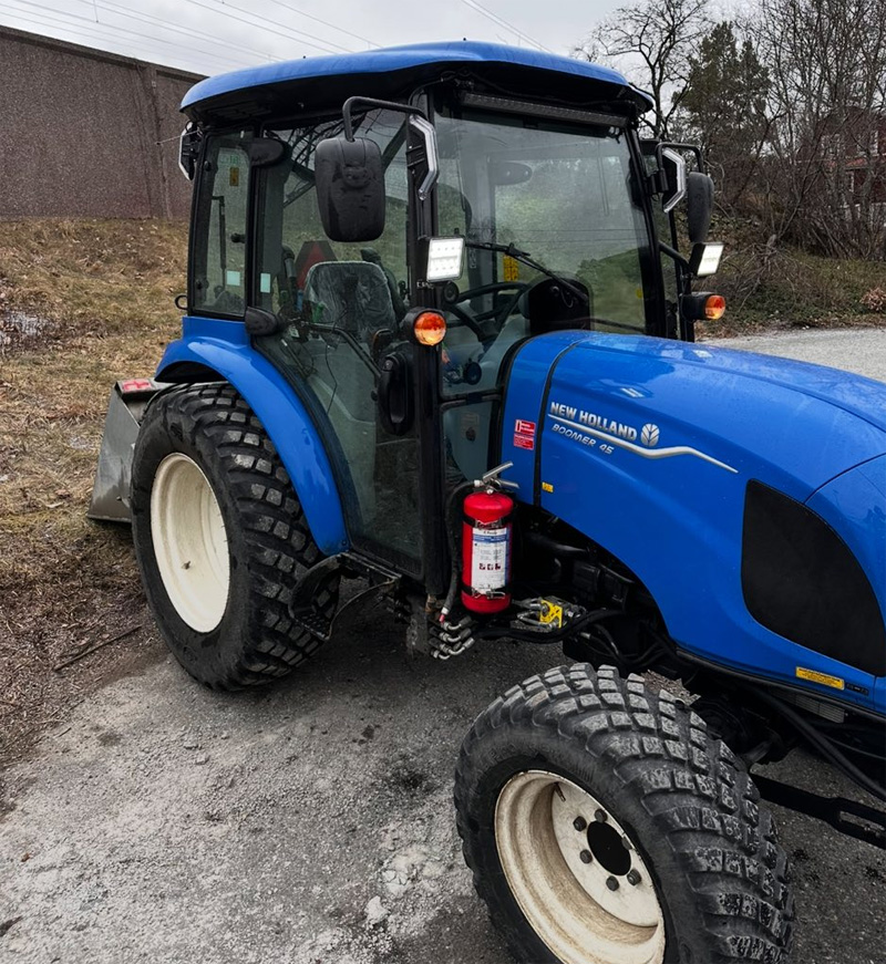 Blå kompakttraktor New Holland Boomer 45 stulen i Skogås söder om Stockholm