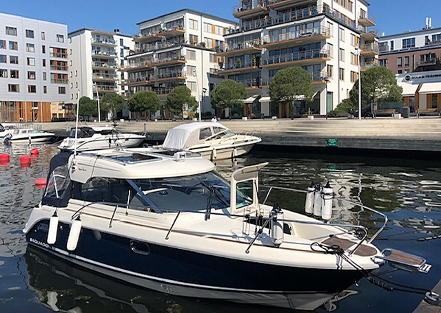 Aquador 23 HT stulen på Bullandö Marina öster om Stockholm