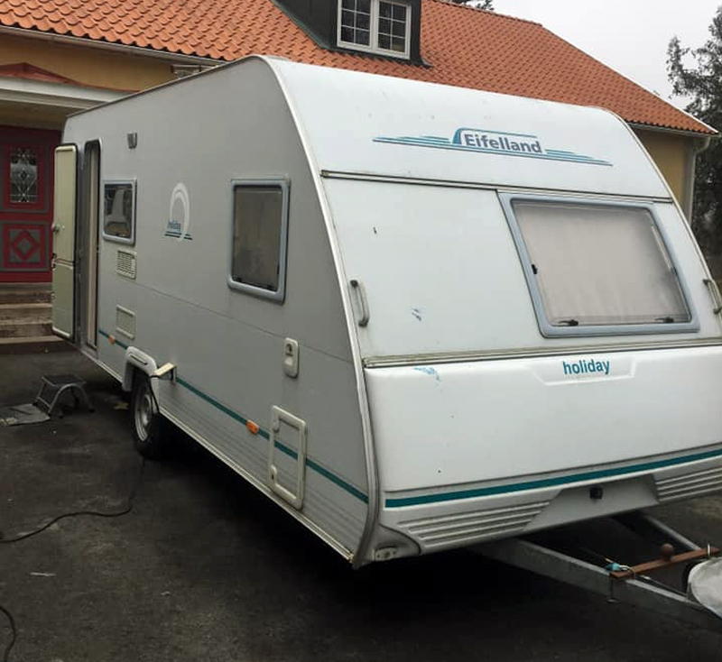 Husvagn Knaus Eiflelland Holiday 520 TKM stulen utanför Pålsboda sydost om Kumla