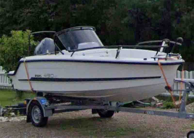 Ryds 490VI med 50 Hk Yamaha stulen på Tiki trailer i Eskilstuna. 