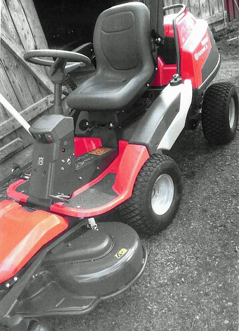 Åkgräsklippare Husqvarna Rider T422 AWD stulen vid Södermöre pastorat, Ljungbyholm, sydväst om Kalmar