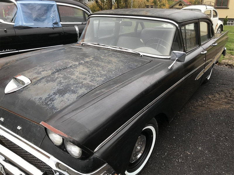 Svart Ford Custom 300 från 1958 stulen norr om Vänersborg