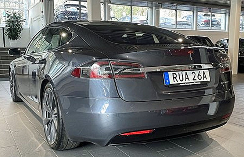 Grå metallic Tesla Model S Long Range Raven stulen i Bollstanäs, Upplands Väsby, norr om Stockholm