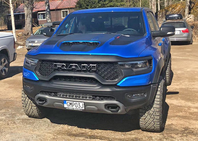 Blå RAM 1500 Crew Cab TRX stulen utanför Uppsala