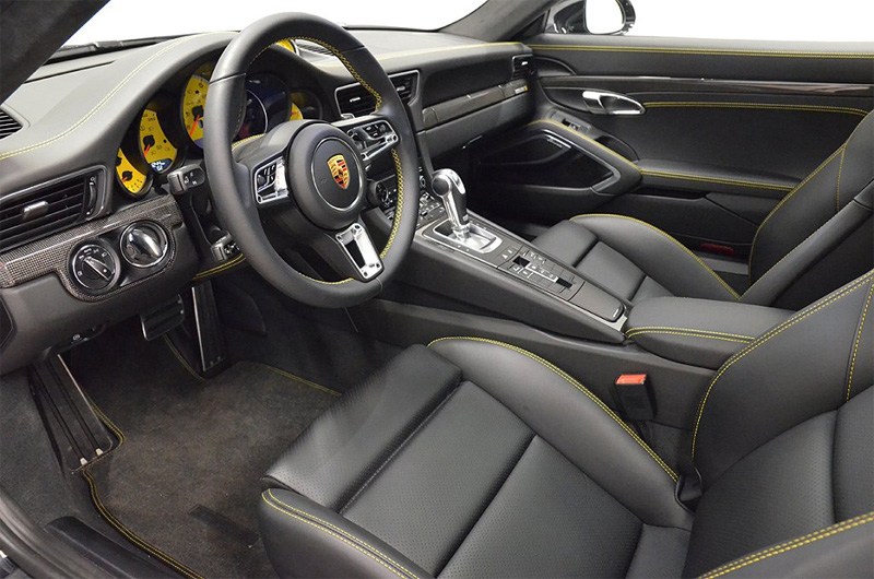 Svart Porsche 911/ 991 Turbo S stulen i Lycke väster om Kungälv
