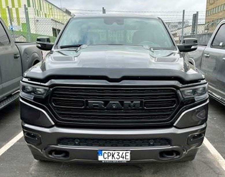 Svart RAM 1500 Crew Cab Limited Edition stulen i Nykvarn väster om Södertälje