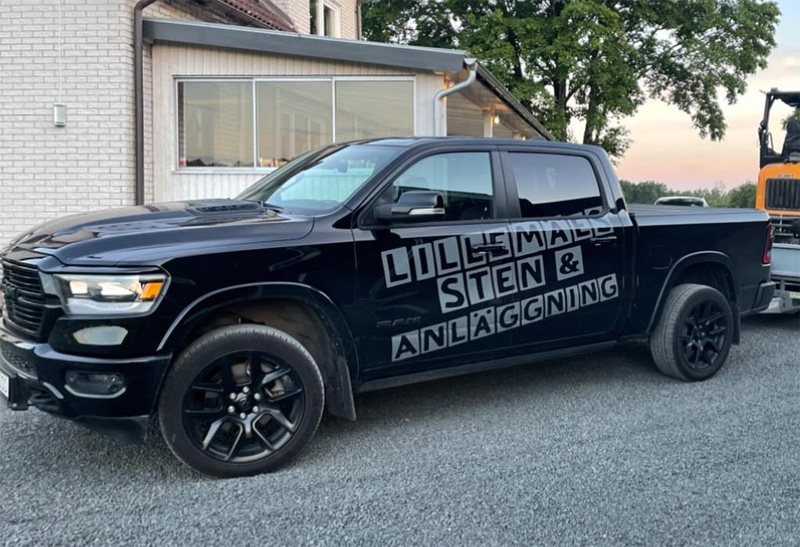 Svart Dodge RAM 1500 Laramie Crew Cab Night Edition stulen norr om Perstorp
