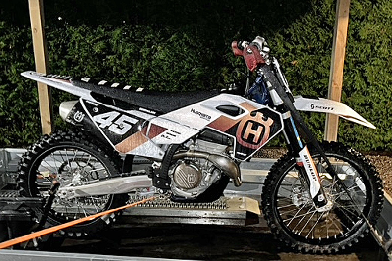 Husqvarna TC 250 och Husqvarna FC 350 stulna vid inbrott i Gribbylund, Täby