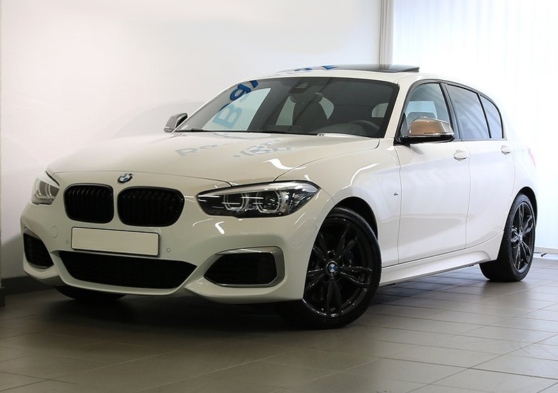 Vit BMW M140i xDrive stulen i Bromma, Stockholm
