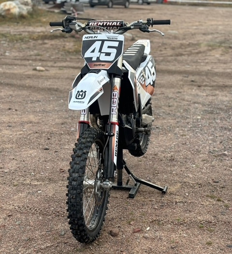 Husqvarna TC 250 och Husqvarna FC 350 stulna vid inbrott i Gribbylund, Täby