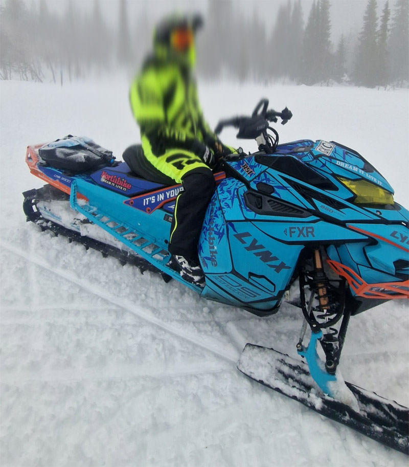 Turkosblå Lynx Boondocker 3900 DS 850 stulen vid Åkersjöns camping, Åkersjön