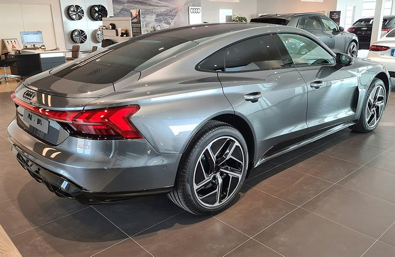 Grå metallic Audi E-Tron GT Quattro stulen i Varamon, Motala