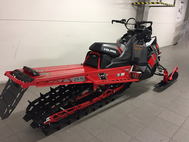 Två snöskotrar röd Polaris 800 PRO RMK 155 och svart Polaris 600 Rush stulna utanför Skelleftehamn