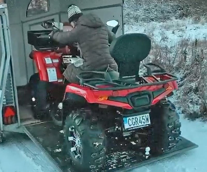 Röd fyrhjuling CFMoto CForce 520L stulen på Gålö i Stockholms södra skärgård