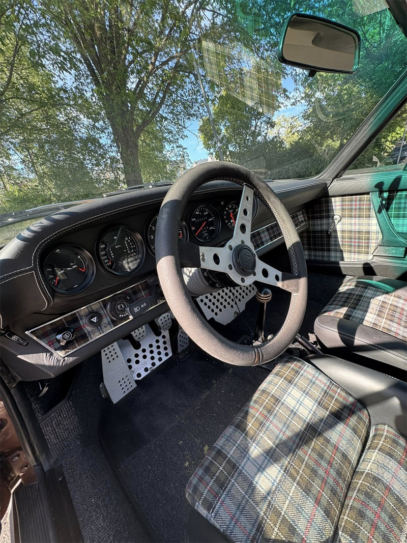 Renoverad och ombyggd brun Porsche 911 S stulen på Djurgården i Stockholm