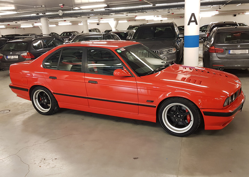 Röd BMW M5 E34 stulen i Solna
