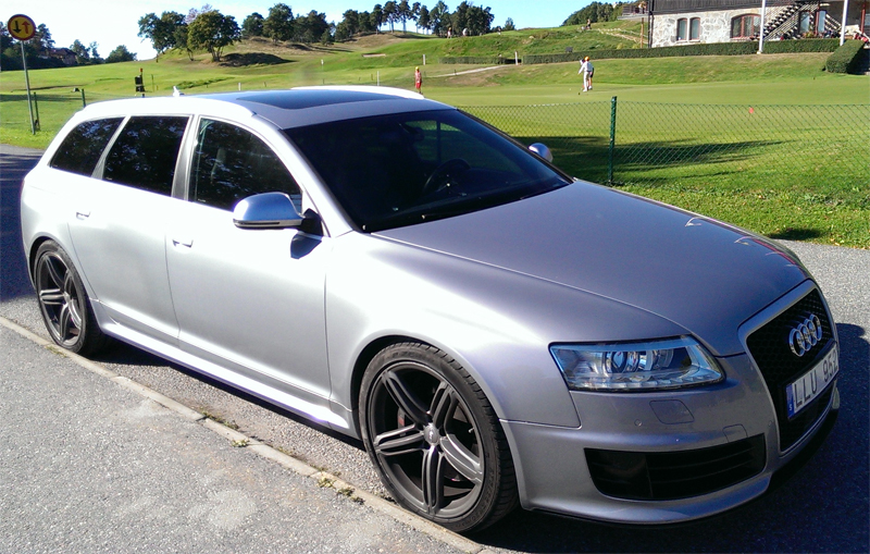 Silvermetallic Audi RS6 Avant Quattro stulen i centrala Stockholm