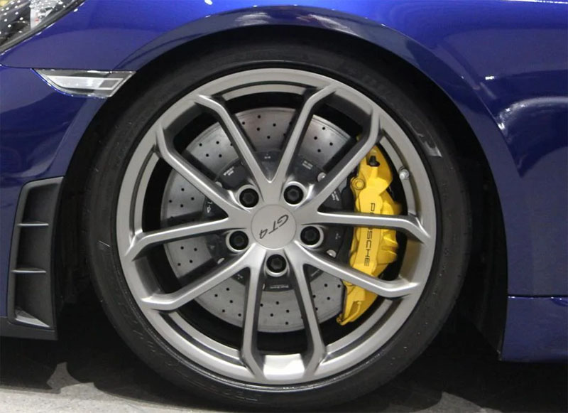 Kompletta hjul och keramiska bromsar stulna från en Porsche 718 Cayman GT4 Clubsport i centrala Stockholm