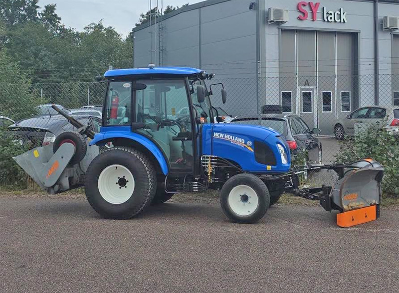 Blå traktor New Holland Boomer 50 med sandspridare och vikplog, stulen/ bedrägeri, Horred.