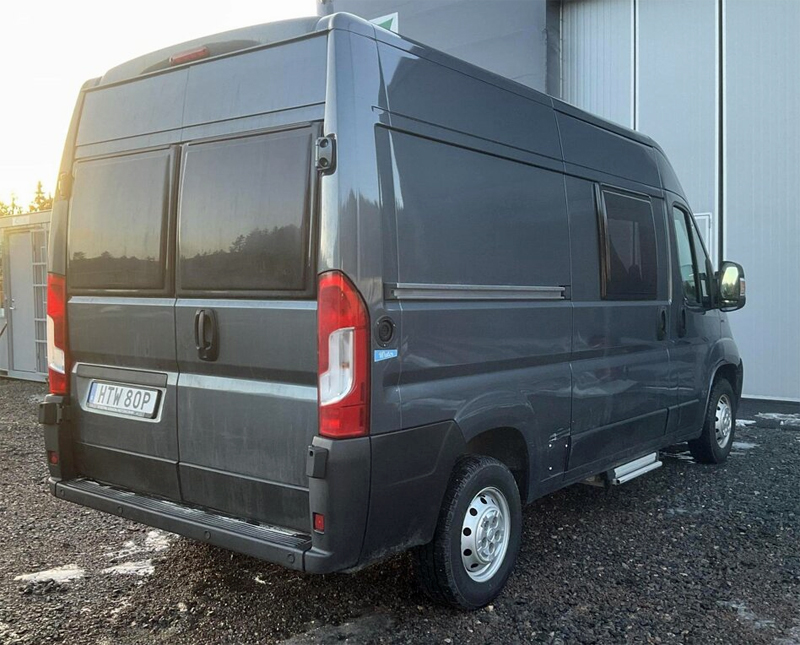 Gråmetallic husbil "plåtis" Fiat Knaus Campervan stulen i Jönköping