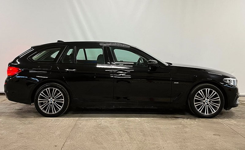 Grå metallic BMW 320D Xdrive Touring och svart BMW 520D Touring stulna efter inbrott i Uppsala