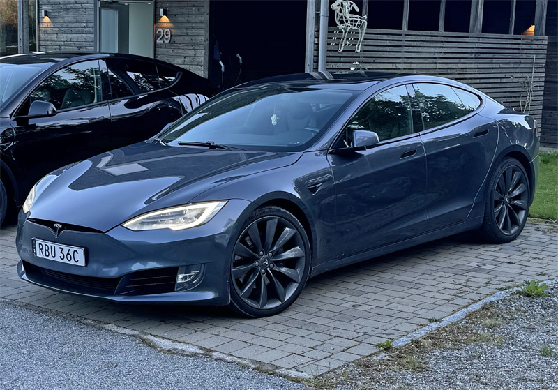 Grå metallic Tesla Model S Long Range Raven stulen i Vistaberg Huddinge