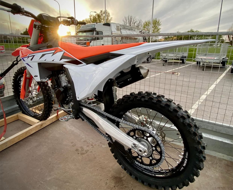 Två cross/enduro mc, KTM 350 EXC-F Sixdays och KTM SX 125 stulna i Hässelby, Stockholm