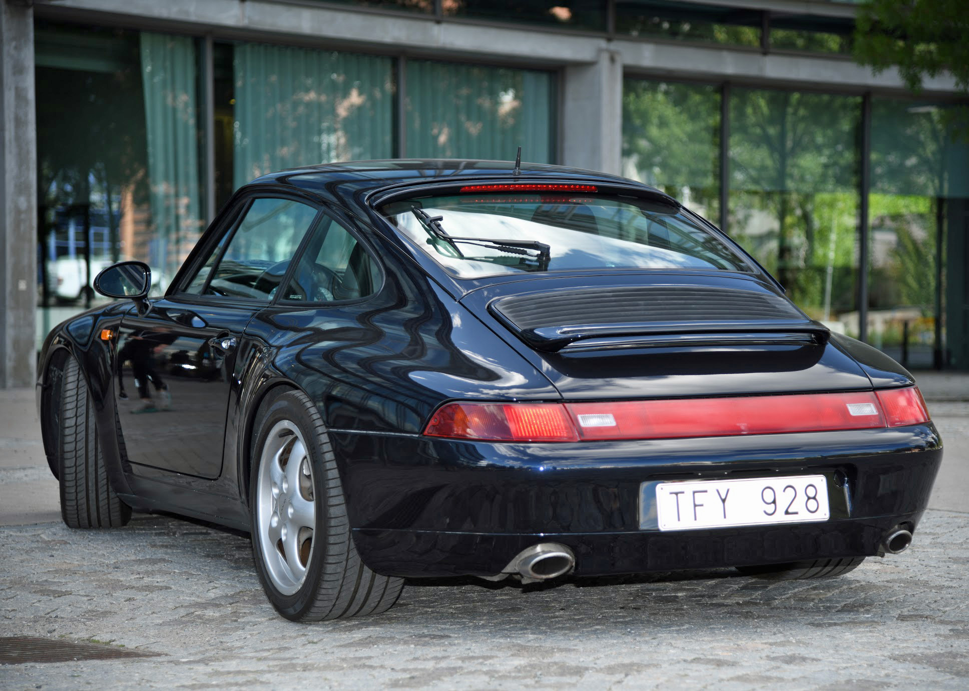 Mörkblå metallic Porsche 911/ 993 Carrera 4 stulen i Stockholm