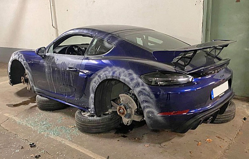 Kompletta hjul och keramiska bromsar stulna från en Porsche 718 Cayman GT4 Clubsport i centrala Stockholm
