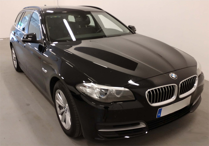Svart BMW 520D Touring stulen efter villainbrott i Huddinge