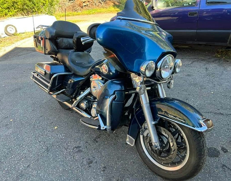 Blå Harley Davidson FLHTCUI Electra Glide Ultra Classic stulen i Borlänge