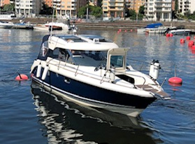 Aquador 23 HT stulen på Bullandö Marina öster om Stockholm