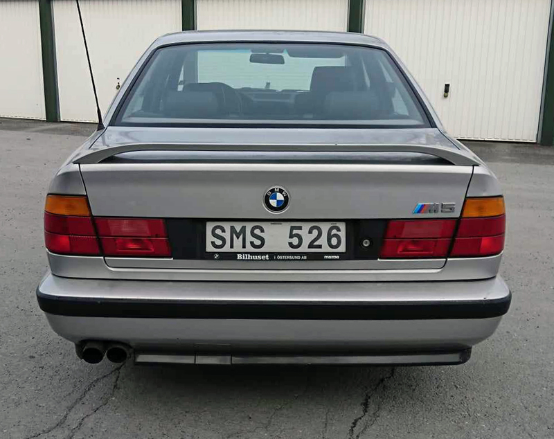 Silvermetallic BMW M5 E34 stulen i låst garage i Kista Stockholm