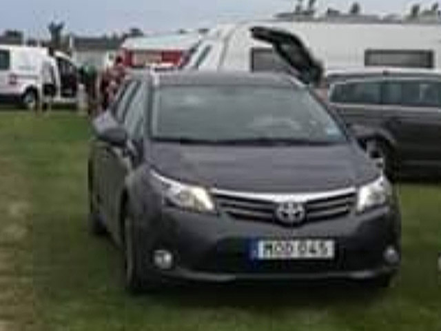 Gråmetallic Toyota Avensis kombi stulen vid Frölunda Torg i Göteborg