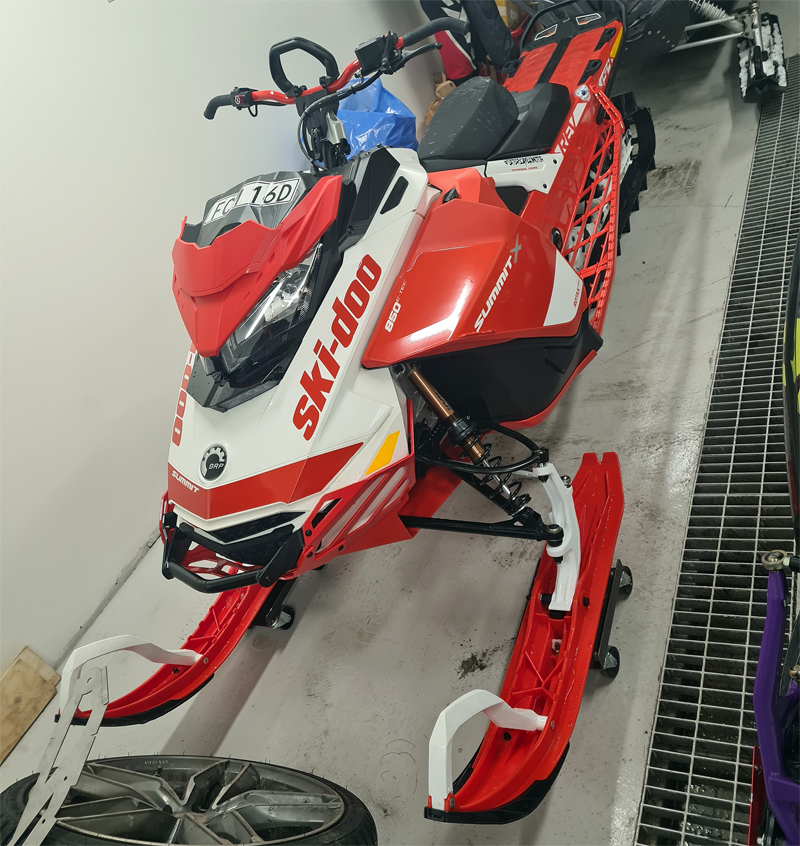 Röd och vit Ski Doo Expert 154 850 stulen i Kalix