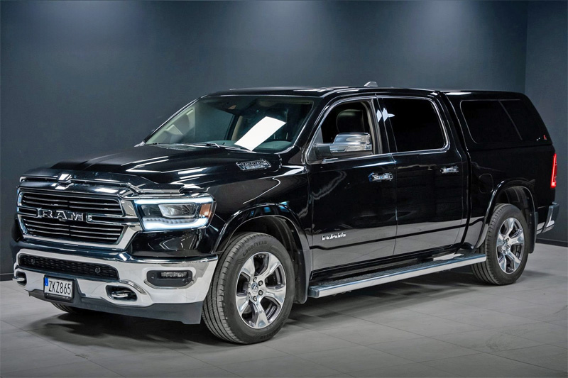 Svart RAM 1500 Crew Cab Laramie
