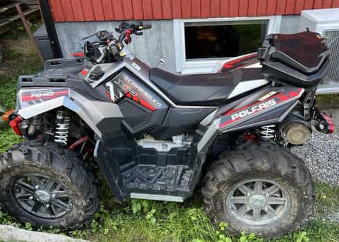 Fyrhjuling Polaris Scrambler XP 1000 stulen i Hässelby, Stockholm