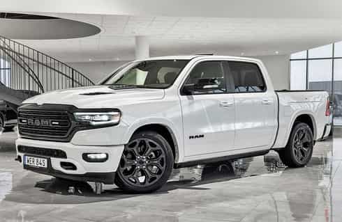 Vit RAM 1500 Crew Cab Limited Night Edition stulen sydväst om Örkelljunga