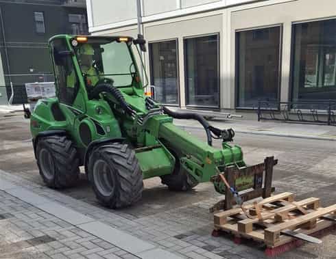 Grön kompaktlastare Avant 860i stulen i Linköping