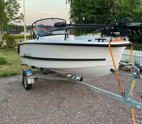 Ryds 490VI med 50 Hk Yamaha stulen på Tiki trailer i Eskilstuna. 