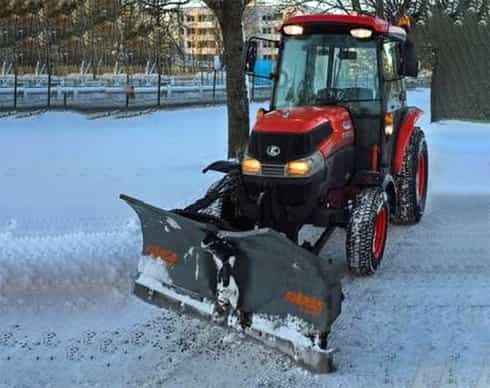 Orange kompakttraktor Kubota L4240-II stulen i Skogås söder om Stockholm