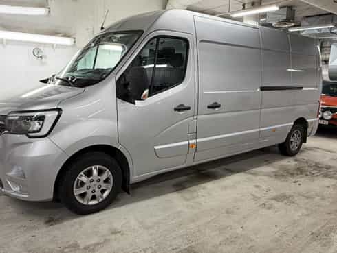 Silvermetallic Renault Master stulen i Tyresö