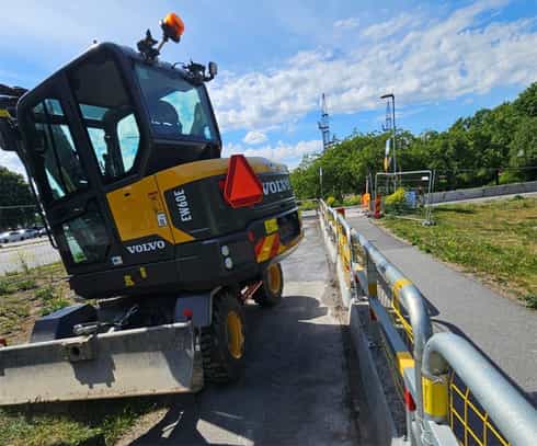 Bandburen grävmaskin Volvo EW60E stulen i Västberga, Stockholm