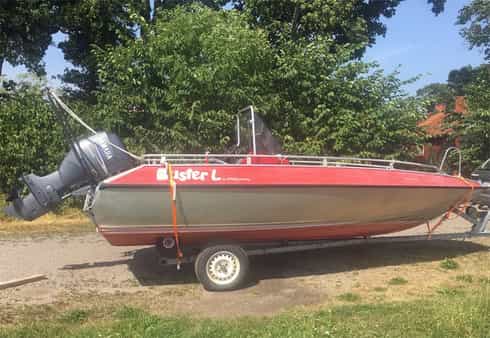 Buster L med 50 Hk Yamaha stulen på trailer i Norrtälje, Stockholm 