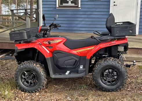 Röd fyrhjuling CFMoto CForce 520L stulen öster om Södertälje