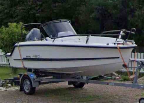 Ryds 490VI med 50 Hk Yamaha stulen på Tiki trailer i Eskilstuna. 